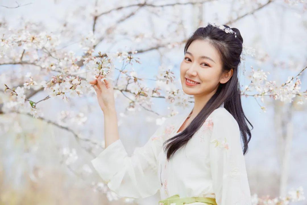 描写春风的诗句（10首最美春风诗词，送你一场春暖花开）