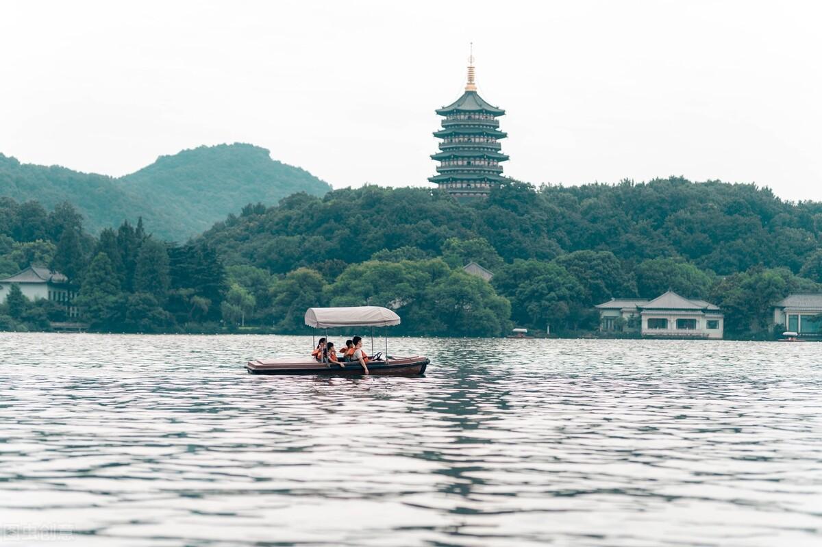 接天莲叶无穷碧映日荷花别样红（诗句出处和全诗赏析）