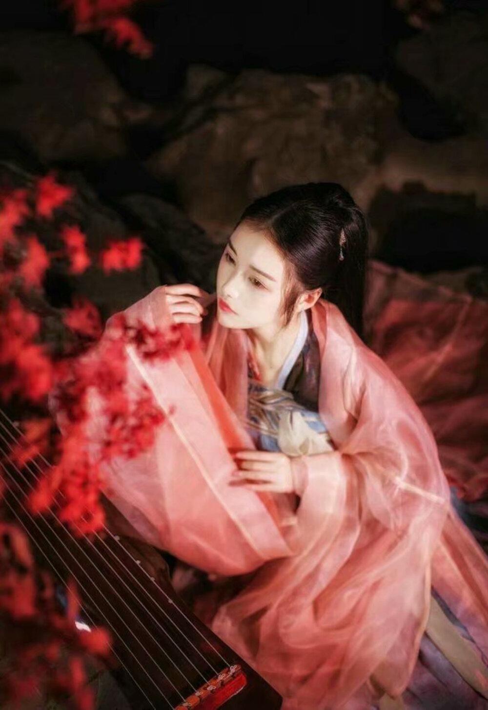 赞美女人的诗8首，夸赞女子美貌的著名诗